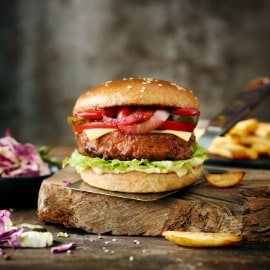 Veganský burger s karamelizovanou cibulí a medovo-hořčičným dresinkem Veganský burger s karamelizovanou cibulí a medovo-hořčičným dresinkem